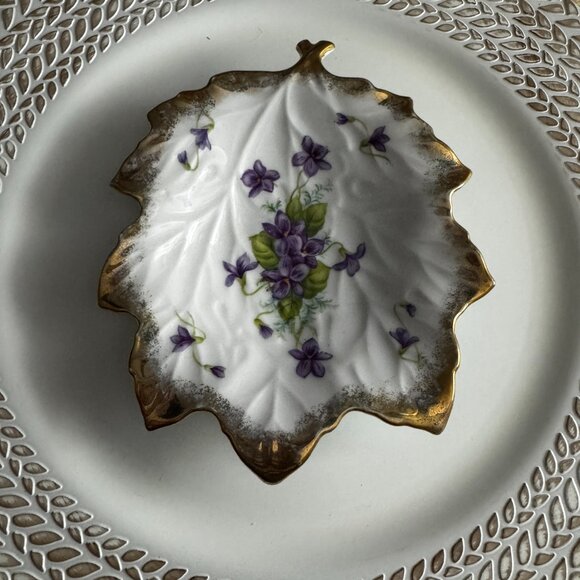 Hand Painted Beautiful Vintage Leaf Shaped Trinket Dish - Picture 4 of 4
